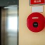 Apakah Fire Alarm Wajib Dipasang di Semua Gedung?